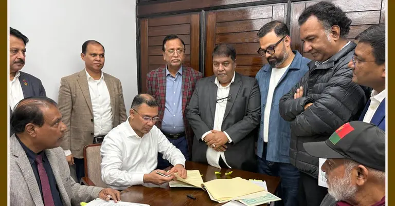 দুই আসনের মনোনয়নপত্রে স্বাক্ষর করছেন তারেক রহমান